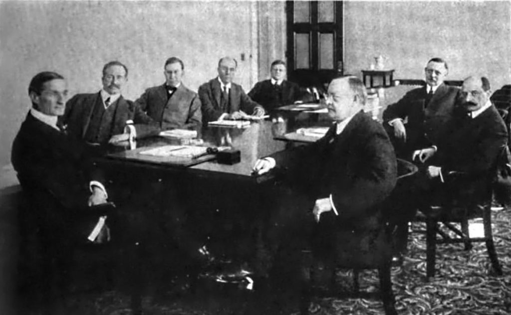 Federal Reserve Board with McAdoo on the left. 