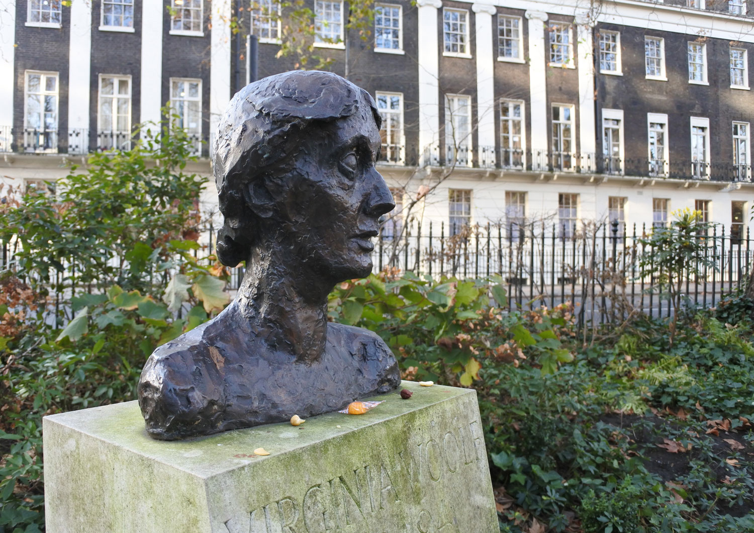 A bust of the author Virginia Woolf